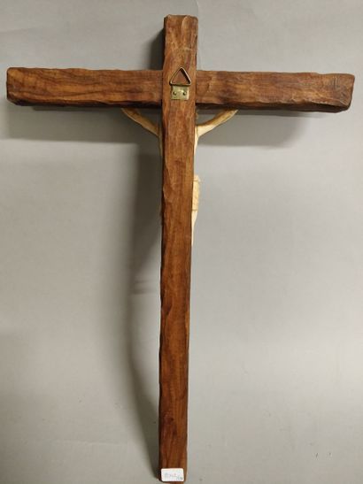 null Christ sculpté monté sur croix en bois

Christ : 22,5 x 16,5 cm

Croix : 49,5...