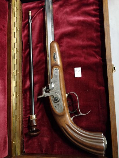 null Copy of gun for shooting in its box

L : 42 cm 

Lot sold as is