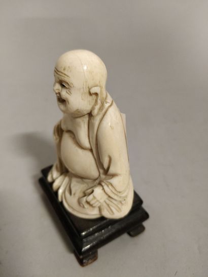 null Lot including 

Small seated Buddha on a base

Ht 6 cm

Ruler simulating bamboo

Tennis...