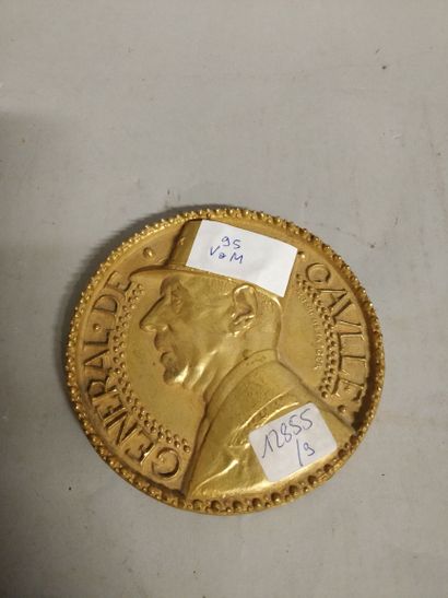 null Large bronze medal representing General de Gaulle

D 11,5 cm

lot sold as i...