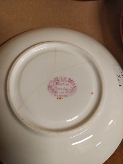 null Set of Minton porcelain saucers, 15 pieces of different sizes (Diam 14 cm approximately)...