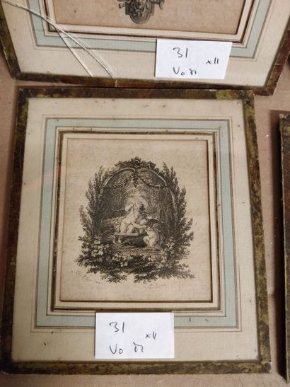 null Lot de 11 pièces encadrées : 

4 petites gravures figurant des putti, une élégante...