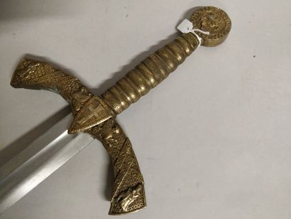 null Two-handed sword, hilt with cross decoration 

Length : 96 cm

(scabbard broken...