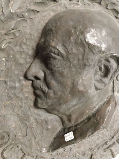 null R.J.S.

Portrait du docteur A. Terson, 1933 

Plaque, épreuve en bronze à patine...