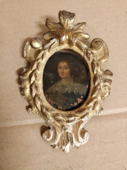 null Miniature ovale sur cuivre représentant le portrait d une jeune femme 

portant...