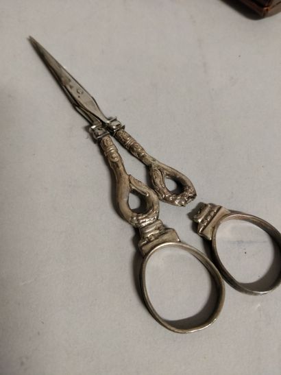 null Silver sewing set partially gilded (accidents to the scissors) in a rosewood...