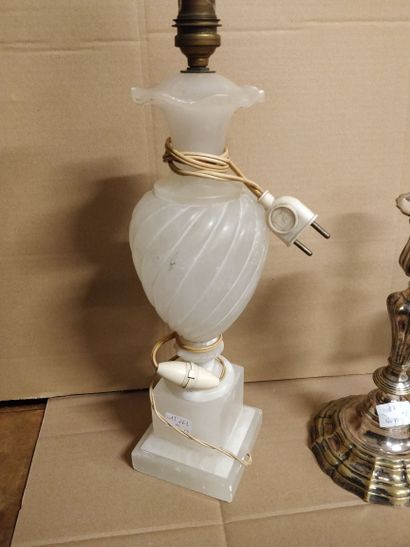 null Various lot including : 

an alabaster lamp base (total height 39 cm)

a bronze...