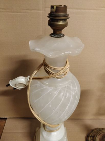 null Various lot including : 

an alabaster lamp base (total height 39 cm)

a bronze...