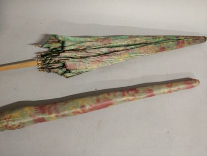 null Umbrella with golden handle, green, yellow and mauve fabric

88 cm long

lot...