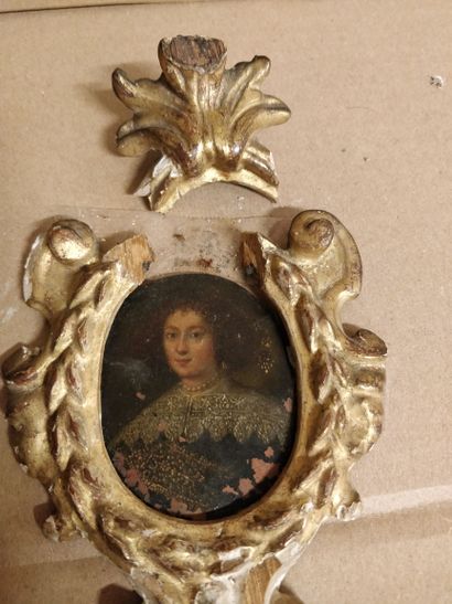 null Miniature ovale sur cuivre représentant le portrait d une jeune femme 

portant...