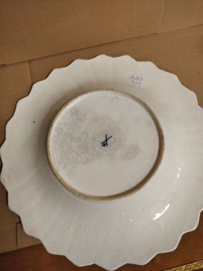 null Set of Minton porcelain saucers, 15 pieces of different sizes (Diam 14 cm approximately)...