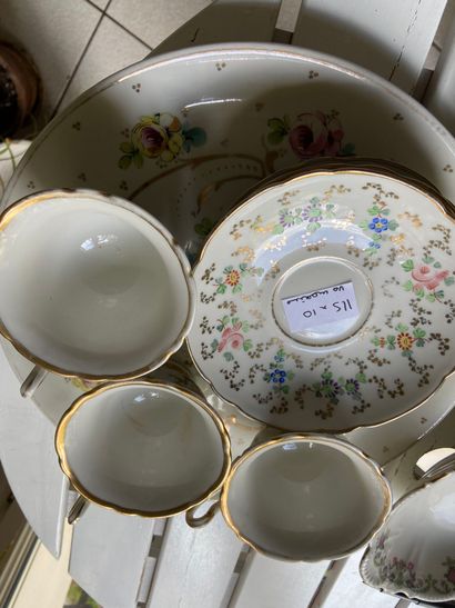 null 
Set of porcelain: a dish, three tea cups and 4 saucers, a tray and an oval...