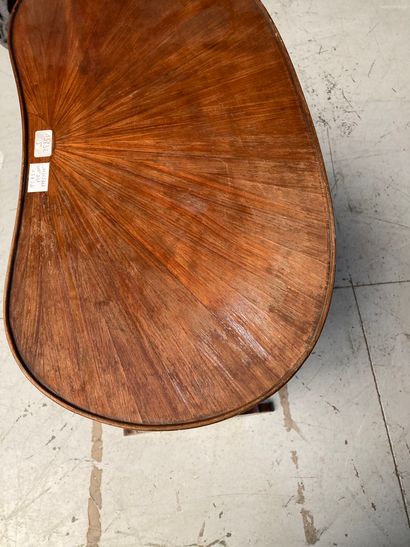 null Small mahogany veneered kidney table 

75 x 67 x 34 cm

(dents, cracks, cracks,...