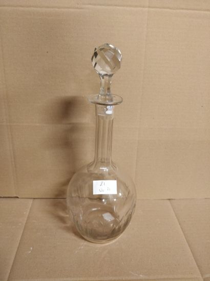 null Une carafe en cristal taillé à décor de fleurs stylisés avec un bouchon 

Ht...