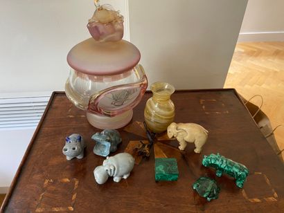 null Various lot including hard stones, two glass vases, ceramics 

Height 23 cm...