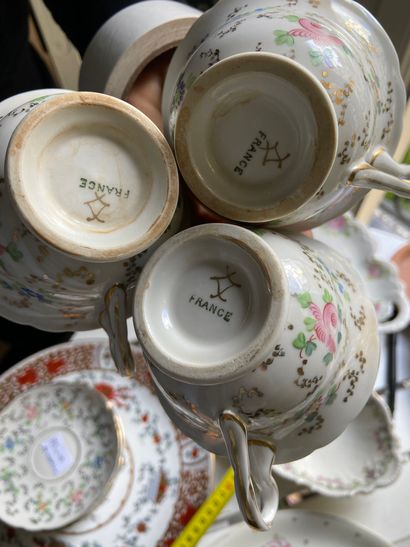 null 
Set of porcelain: a dish, three tea cups and 4 saucers, a tray and an oval...