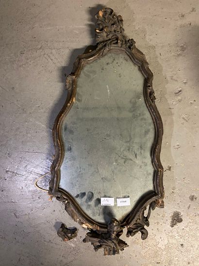 null Mirror with foliage decoration

72 x 35 cm

(very damaged, lot sold as is)
