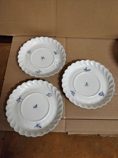 null Part of a service including 6 saucers and 3 cups in Haviland Limoges porcelain...