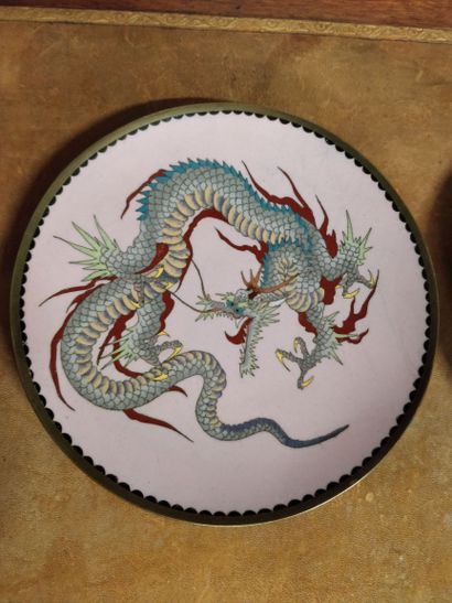null 2 enamelled plates with dragons

Diam 18,5 cm

lot sold as is