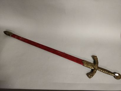 null Epée à deux mains, garde à décor de croix 

Long. : 96 cm

(fourrau cassé à...