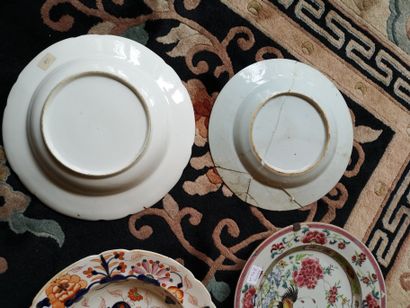 null Japon. Deux assiettes en porcelaine décor imari. On y joint deux assiettes en...