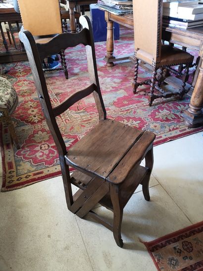 null Escabeau de bibliothèque escamotable formant chaise. Haut. totale : 95 cm (inv...