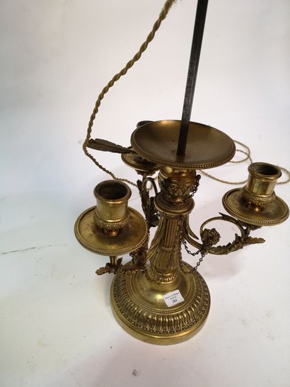 null Lamp bouillotte of style, in gilded bronze and chased of stylized leaves and...