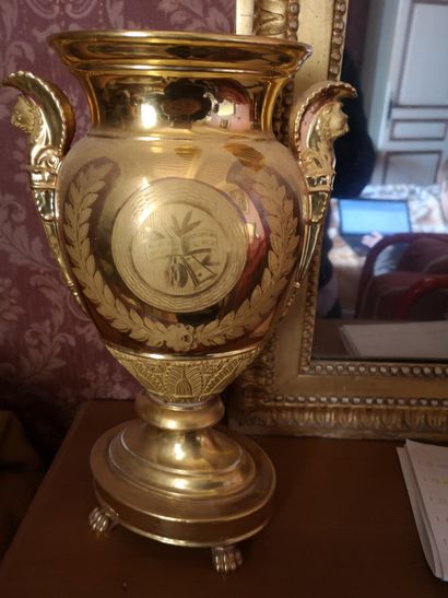 null Paire de vases en porcelaine de Paris à mascaron de lion et pates de lion, décor...