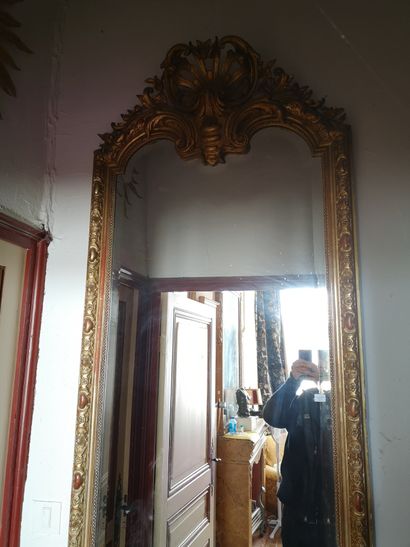 null Miroir de style Régence, décor de coquille festonnée et de guirlandes fleuries...