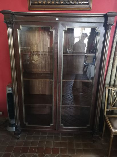 null Vitrine à colonnes détachées, en placage d'acajou et bronzes dorés ouvrant par...