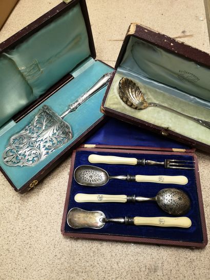null 
Lot in silver 950°/°° including :

vermeil sprinkling spoon, 4-piece candy...