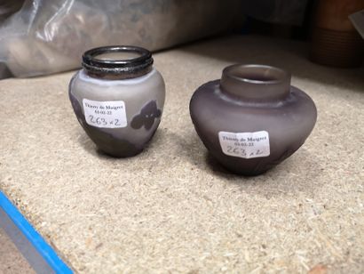 null 
Gallé. Deux vases miniatures camé à l'acide.

Haut.: 7 et 6 cm..



Frais judiciaire...