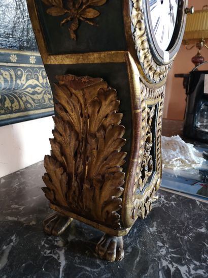 null Gilded lacquered wood clock with rich decoration of acanthus leaves and lion's...