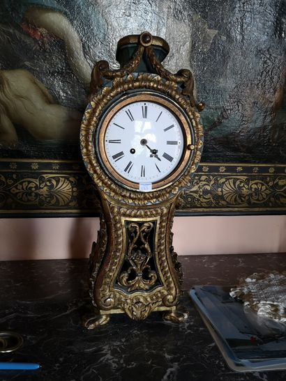 null Gilded lacquered wood clock with rich decoration of acanthus leaves and lion's...