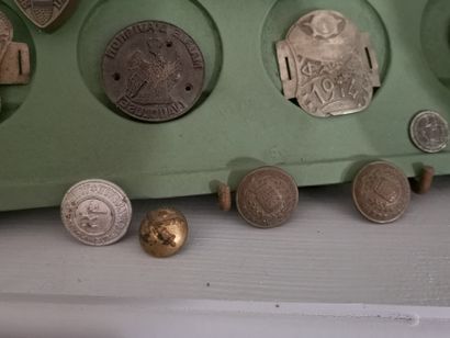 null Ensemble de médailles et plaques en bronze, de boutons et cachets. (en l'état)....