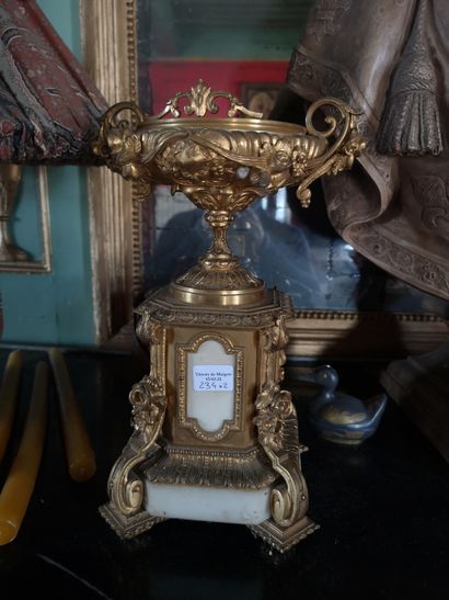 null Pair of marble and gilt bronze cassolettes, in the shape of a cup with a rich...