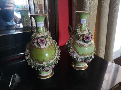 null Jacob Petit. Paire de vases balustres, décor floral sur fond vert. Ht 25 cm....