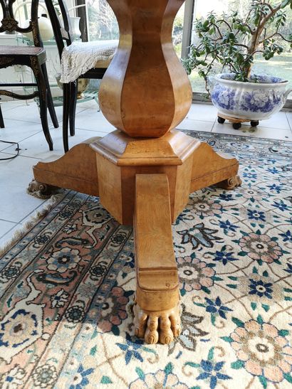 null Trivet pedestal table in birch veneer, top with inlaid decoration of rosettes,...