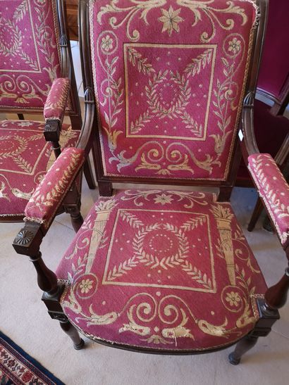 null Paire de fauteuils à dossier renversé. Garniture de tissu rouge à décor feuillagé...