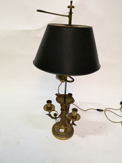 null Lampe bouillotte de style, en bronze doré et ciselé de feuilles stylisées et...