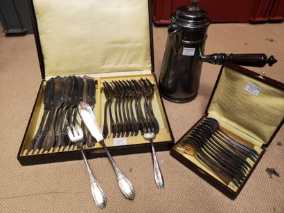 
Lot de métal argenté comprenant : 12 fourchettes...
