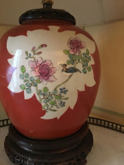 CHINA. Ginger pot with red background decorated...