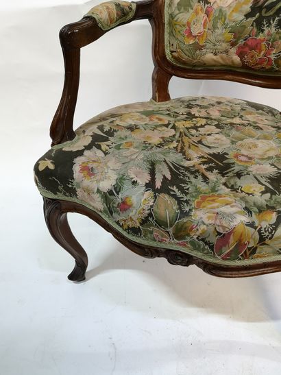 null Petit fauteuil cabriolet en bois naturel, en partie d'époque Louis XV. (inv....