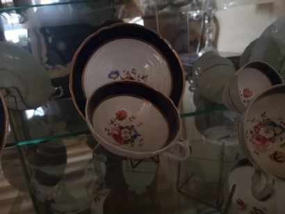 null Service à thé en porcelaine de Paris décor floral et liseret bleu et or comprenant...