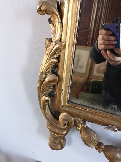 null Miroir doré à fronton à décor de vase fleuri et de guirlandes feuillagées. XIXème...