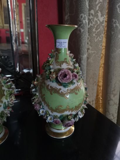 null Jacob Petit. Paire de vases balustres, décor floral sur fond vert. Ht 25 cm....