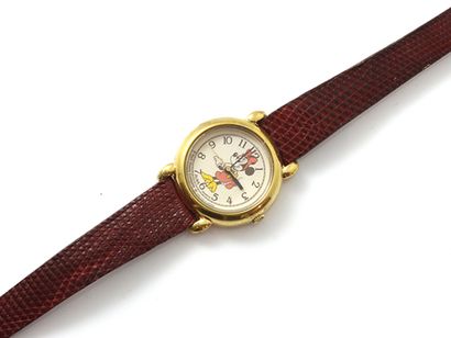 null 
Lot de 3 montres comprenant :

Montre bracelet d'enfant en métal doré, cadran...