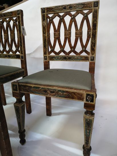 null Suite de 5 chaises en bois sculpté et peint, dossier ajouré de croisillons....