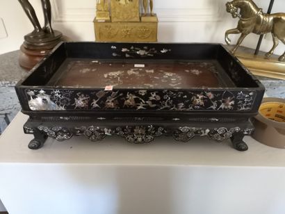 null Tray with mother-of-pearl inlays decorated with Indochinese warriors. Size:...
