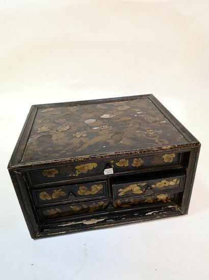 null JAPAN. Lacquered wood box decorated with inlays of leaves and birds, Dim: 24...